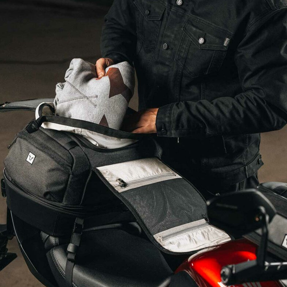 TAILBAG SW MOTECH LEGEND GEAR LR4 GEAR TAILBAG BLACK 18-25 LITRE FUNCTION SPLASH PROOF