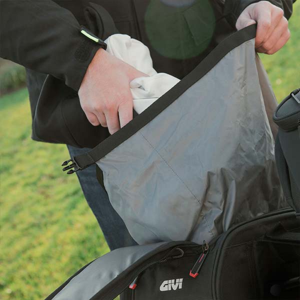 EASY10-11_side-bags_ambient_007_givi_honda-cb750ho